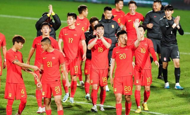 包含国内足球强队对阵，比赛场面火爆，球员斗志昂扬的词条