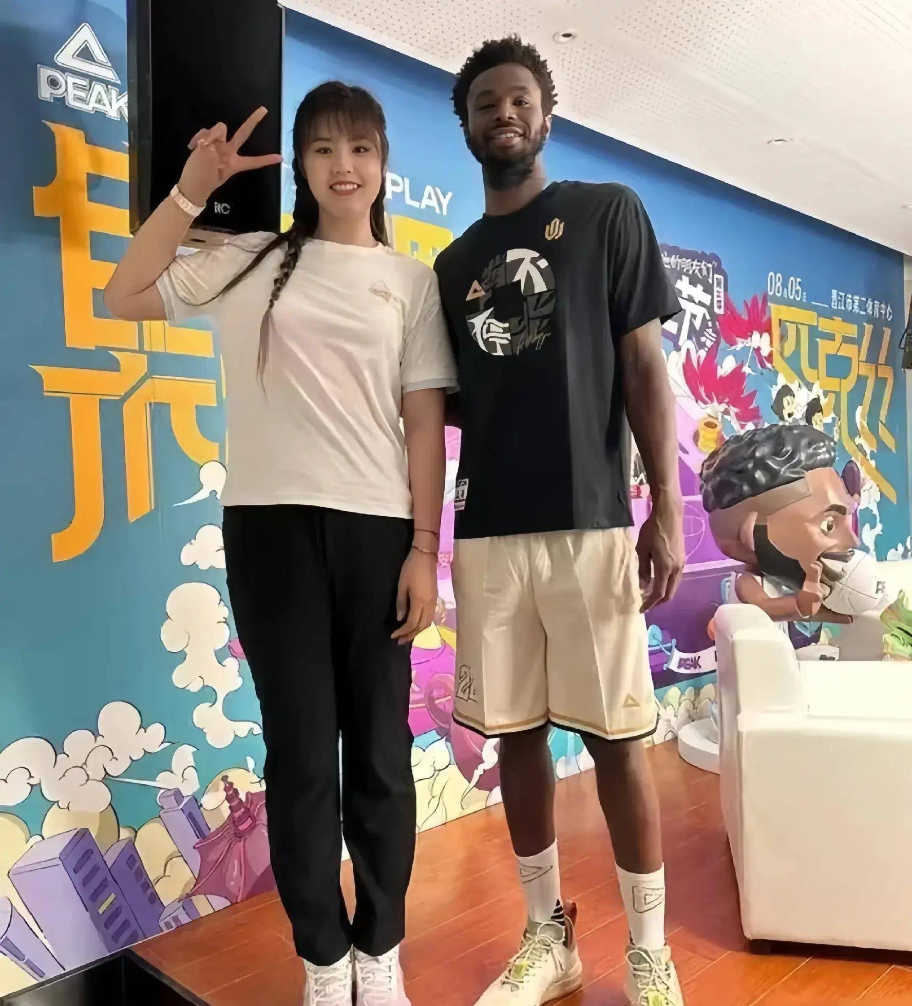 包含WNBA球员在社交媒体上分享训练日常，展现职业态度的词条